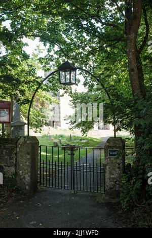 Esterno della chiesa di St Wynwallow (St Winwalaus). La chiesa, la più meridionale dell'Inghilterra, risale al 12th secolo ed è classificata come Grade 1. Foto Stock