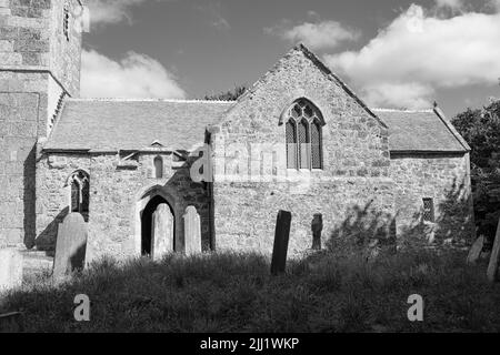 Esterno della chiesa di St Wynwallow (St Winwalaus). La chiesa, la più meridionale dell'Inghilterra, risale al 12th secolo ed è classificata come Grade 1. Foto Stock