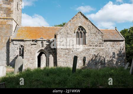 Esterno della chiesa di St Wynwallow (St Winwalaus). La chiesa, la più meridionale dell'Inghilterra, risale al 12th secolo ed è classificata come Grade 1. Foto Stock