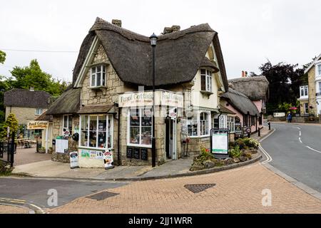 Pencil Cottage Shop e Old Thatch Tea Shop con giardino e tetto in paglia, vincitore Cafe of the Year 2021 Foto Stock