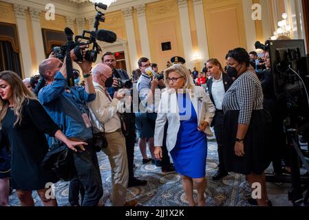 House Select Committee investigando l'attacco del 6 gennaio contro il vicepresidente del Campidoglio degli Stati Uniti il rappresentante degli Stati Uniti Liz Cheney (repubblicano del Wyoming) parte dopo il giorno otto del United States House Select Committee per indagare sull'attacco del 6th gennaio all'udienza del Campidoglio degli Stati Uniti a Capitol Hill a Washington, DC il 21 luglio 2022. Credit: Rod Lammey/CNP /MediaPunch Foto Stock