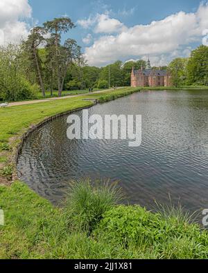 Una vista panoramica del Castello di Frederiksborg, Hillerod, Danimarca sullo sfondo della natura Foto Stock