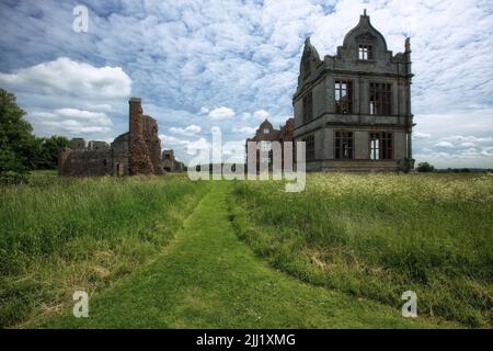 Il castello di Moreton Corbet, Shropshire, Inghilterra in una giornata nuvolosa Foto Stock