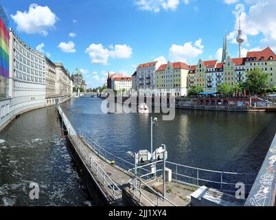 Ponte Muhlendamm sul fiume Spree che guarda verso il quartiere Nikolai, con la torre della televisione che torreggia sulle case di Berlin Mitte Foto Stock