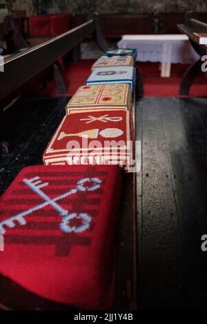 Interno della chiesa di St Wynwallow (St Winwalaus). La chiesa, la più meridionale dell'Inghilterra, risale al 12th secolo ed è classificata come Grade 1. Foto Stock
