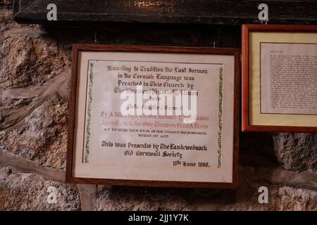 Interno della chiesa di St Wynwallow (St Winwalaus). La chiesa, la più meridionale dell'Inghilterra, risale al 12th secolo ed è classificata come Grade 1. Foto Stock