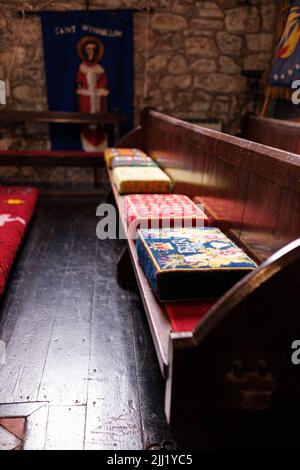 Interno della chiesa di St Wynwallow (St Winwalaus). La chiesa, la più meridionale dell'Inghilterra, risale al 12th secolo ed è classificata come Grade 1. Foto Stock