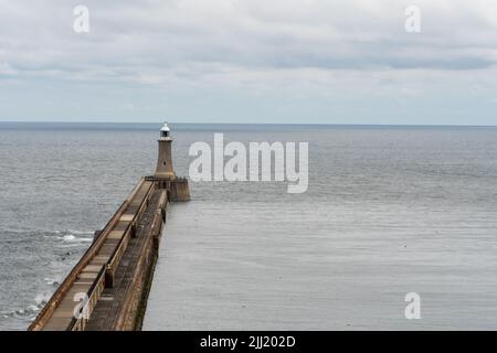 Una vista del molo di Tynemouth, con il faro alla foce del fiume Tyne, a Tynemouth, North Tyneside, Regno Unito. Foto Stock