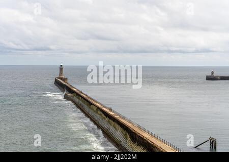 Una vista del molo di Tynemouth e del South Shields Pier, con fari alla foce del fiume Tyne a Tynemouth, Regno Unito. Foto Stock