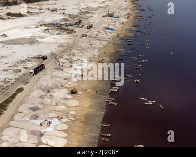 Foto aerea dell'estrazione del sale nel lago rosa, lago di Retba, Dakar, Senegal Foto Stock