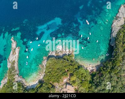 Vista aerea della spiaggia di Klimatia, vicino alla spiaggia di Limni sull'isola di Corfù. Litorale. Acqua trasparente e cristallina, barche ormeggiate. Grecia Foto Stock