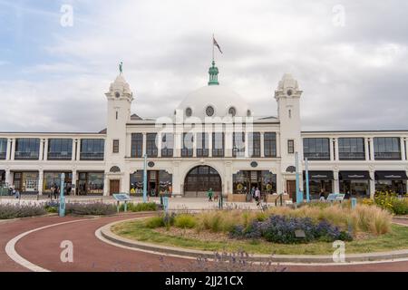 Spanish City, un complesso a cupola bianca di piccoli negozi, caffè e bar sul lungomare di Whitley Bay, North Tyneside, Regno Unito. Foto Stock