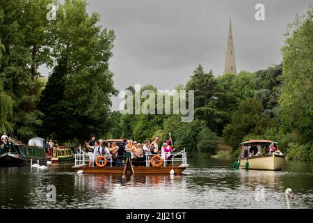Stratford upon Avon, Regno Unito. 22nd luglio 2022. Un portatore di Baton porta la Baton della regina dei giochi del Commonwealth a bordo di un traghetto mentre attraversa il fiume Avon a Stratford upon Avon Warwickshire credito: Chris Radburn/Alamy Live News Foto Stock