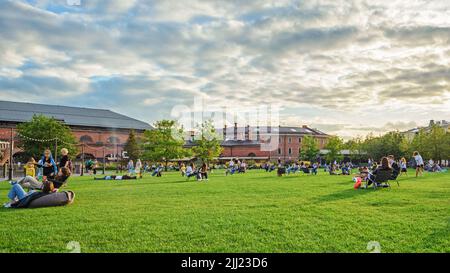 San Pietroburgo, Russia - 16 agosto 2021: Persone che si rilassano nell'area ricreativa estiva sull'isola di New Holland sul prato verde Foto Stock