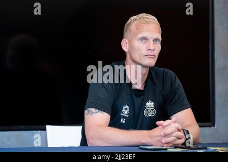 Karel Geraerts, allenatore capo dell'Unione, illustrato durante la conferenza stampa settimanale della squadra di calcio belga Royale Union Saint-Gilloise, venerdì 22 luglio 2022 a Lier, per discutere l'inizio della competizione nazionale. BELGA FOTO KRISTOF VAN ACCOM Foto Stock