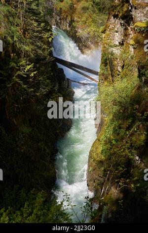 Little Qualicum Falls Sunshine Vancouver Island. Cascate Little Qualicum al sole sull'isola di Vancouver vicino a Parksville. Foto Stock