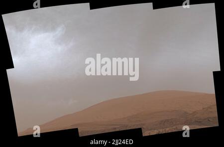 Curiosità GIF mostra Drifting Clouds over Mars' Mount Sharp NASA ID: PIA24661 questo GIF mostra nuvole che si dipanano sul Monte Sharp su Marte, come visto da Curiosità rover della NASA il 19 marzo 2021, il giorno marziano 63rd, o sol, della missione. Ogni fotogramma della scena è stato Unito da sei immagini individuali. Film disponibile su https://photojournal.jpl.nasa.gov/catalog/PIA24661 Data di creazione: 2021-05-28 Centro: () Parole chiave: Mars Science Laboratory (MSL), Mars Credito creatore secondario: NASA/JPL-Caltech/MSSS Visitare il sito Web www.jpl.nasa.gov Foto Stock