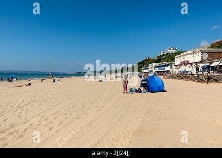 Bournemouth, Dorset, Regno Unito - Luglio 11 2018: Persone che si rilassano e prendono il sole in una calda giornata estiva a Bournemouth Beach a Dorset, Inghilterra, Regno Unito Foto Stock