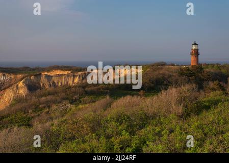 Lo storico faro gay Head ad Aquinnah Massachusetts, sul vigneto Martha's Vineyard al tramonto. Foto Stock