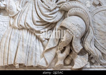 Antico casco romano scolpito su pareti decorative in marmo Foto Stock