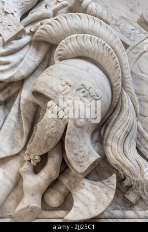 Particolare dell'antico casco romano scolpito su pareti decorative in marmo Foto Stock