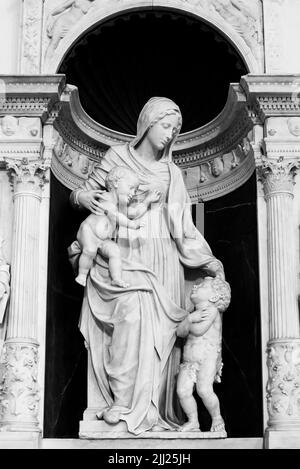 Foto in bianco e nero di scultura marmorea di donna con due bambini all'interno del tempio romano di Napoli Foto Stock