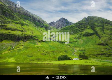 Achnambeithach cottage sul Loch Achtriochtan, Glencoe Valley, Scozia, Regno Unito Foto Stock