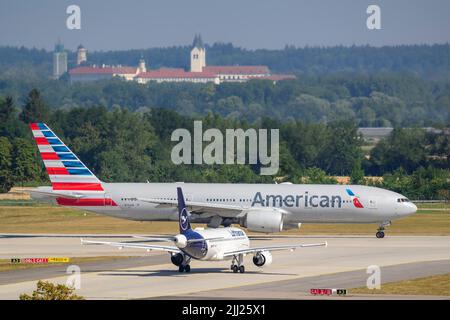 Monaco di Baviera, Germania - 22. Luglio 2022 : American Airlines Boeing 777-223ER con l'immatricolazione del velivolo N792AN sta tassando per il decollo sul RU settentrionale Foto Stock