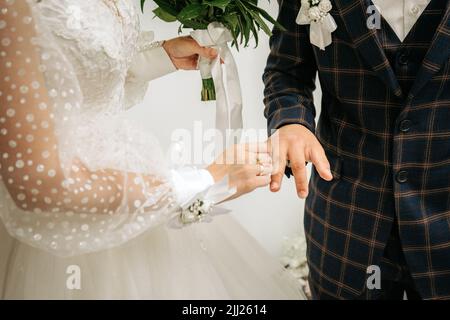 Cerimonia festiva di nozze, scambio di anelli di nozze. Foto Stock