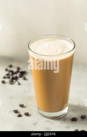Caffè Frothy Cold Brew Nitro in un bicchiere Foto Stock