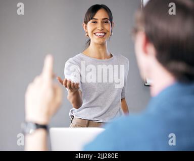 Lavorare in modo indipendente verso un unico obiettivo all'unisono. Un uomo d'affari irriconoscibile che solleva la mano in una riunione d'ufficio. Foto Stock