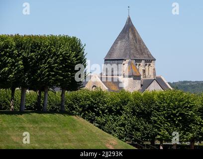 Tetti della chiesa romanica di Saint Etienne Eglise nella città di Villandy, preso dal giardino a Chateau de Villandry nella Valle della Loira. Foto Stock