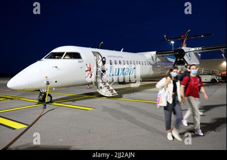 Passeggeri che scavano da un aereo di Luxair (Luxembourg Airlines) atterrato (Bombardier Q400) all'aeroporto di Lussemburgo. Foto Stock