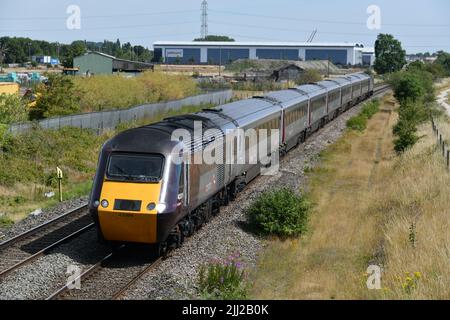 Da Edimburgo a Plymouth arriva Crosscountry 125mph treno ad alta velocità che passa attraverso Barton sotto Needwood, Staffordshire il 11 luglio 2022 Foto Stock