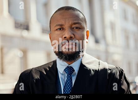 Prendo sul serio il mio lavoro, un uomo d'affari maturo che si trova in città. Foto Stock