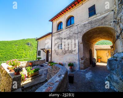 Chiesa abbandonata nel borgo medievale di Rocca Sinibalda - Rieti, Italia Foto Stock