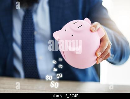 Un obiettivo senza un piano è solo un desiderio: Un uomo irriconoscibile che detiene una banca piggy in un ufficio. Foto Stock