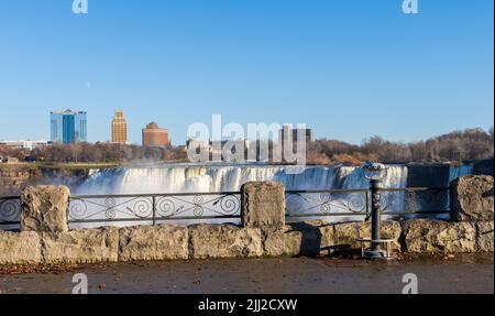 Cascate del Niagara, Ontario, Canada - Dicembre 13 2021 : telescopio binoculare gestito da Coin. Cascate americane sullo sfondo. Foto Stock