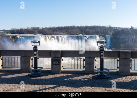 Cascate del Niagara, Ontario, Canada - Dicembre 13 2021 : telescopio binoculare gestito da Coin. Cascate americane sullo sfondo. Foto Stock