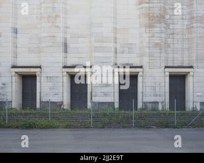 Traduzione Zeppelinfeld Zeppelin campo tribuna progettato dall'architetto Albert Speer come parte del raduno partito nazista a Nuernberg, Germania Foto Stock