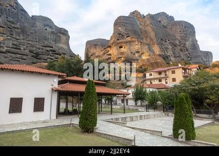 La vista dalla città di Kalabaka sulle grotte naturali per i monaci nelle formazioni rocciose di Meteora, Grecia. Bellissimi strati di montagne nebbie Foto Stock