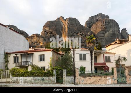 La vista dalla città di Kalabaka sulle grotte naturali per i monaci nelle formazioni rocciose di Meteora, Grecia. Bellissimi strati di montagne nebbie Foto Stock