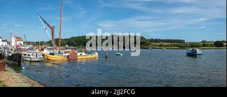 Vista panoramica. Ormeggiata vecchia chiatta e barche a Woodbridge sul fiume Deben con il mulino Tide al retro Suffolk Inghilterra Foto Stock