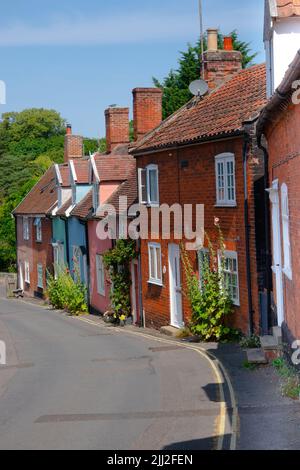 Little suffolk strada con piccoli cottage terrazzati a Woodbridge suffolk Inghilterra Foto Stock