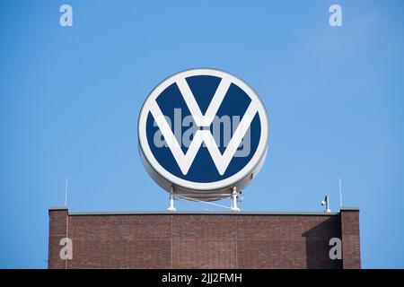 Wolfsburg, Germania. 11th ago 2021. Il logo VW sulla torre del marchio Volkswagen sul terreno dello stabilimento VW di Wolfsburg. Herbert Diess scende come CEO del Gruppo Volkswagen. Il suo successore sarà il boss Porsche Blume. (A dpa 'Dess Steps Down as Volkswagen Group CEO - Blume Successor') Credit: Julian Stratenschulte/dpa/Alamy Live News Foto Stock