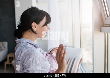 la donna con il suo neonato incontra il marito dal lavoro Foto Stock