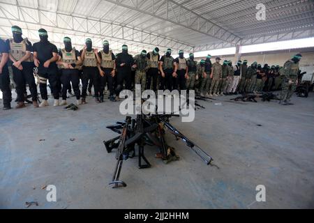 Uomini armati delle Brigate Izz al-DIN al-Qassam, l'ala militare di Hamas, partecipano a una parata militare a Gaza City. Palestina. Foto Stock