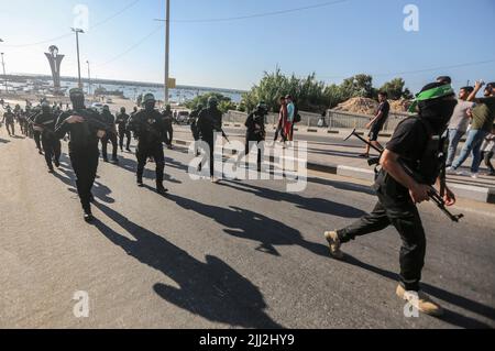 Uomini armati delle Brigate Izz al-DIN al-Qassam, l'ala militare di Hamas, partecipano a una parata militare a Gaza City. Palestina. Foto Stock