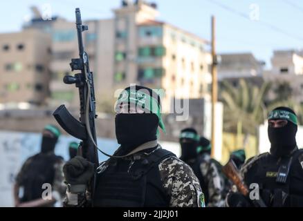 Uomini armati delle Brigate Izz al-DIN al-Qassam, l'ala militare di Hamas, partecipano a una parata militare a Gaza City. Palestina. Foto Stock