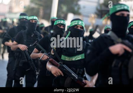 Uomini armati delle Brigate Izz al-DIN al-Qassam, l'ala militare di Hamas, partecipano a una parata militare a Gaza City. Palestina. Foto Stock